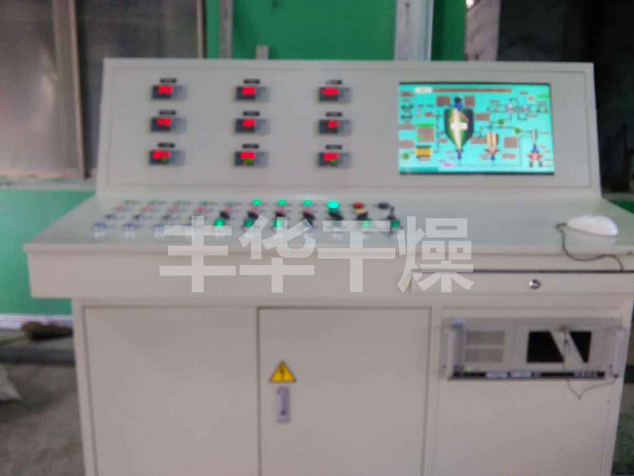 Piano type operating cabinet